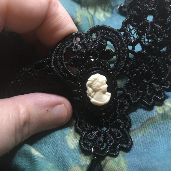 Claire’s Lacey Black Cameo Choker - Picture 6 of 7